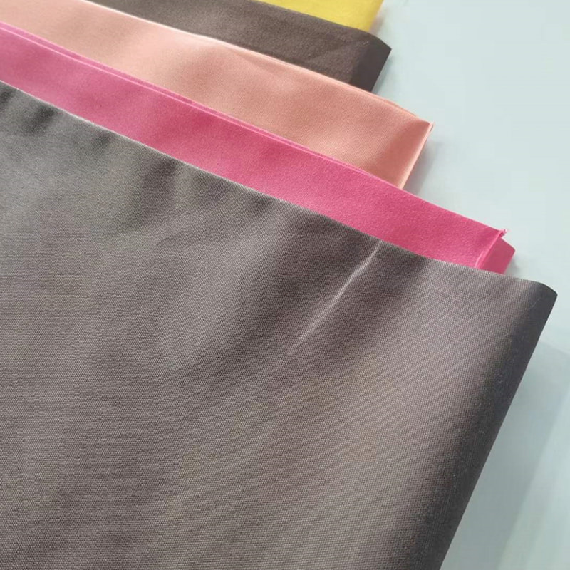 TMIE-08-1-2 85GSM 125cm Pohodlná oděvní košile a pružná podšívka 100% polyester Různé barvy k dispozici Barvená leštěná polyesterová popelínová látka