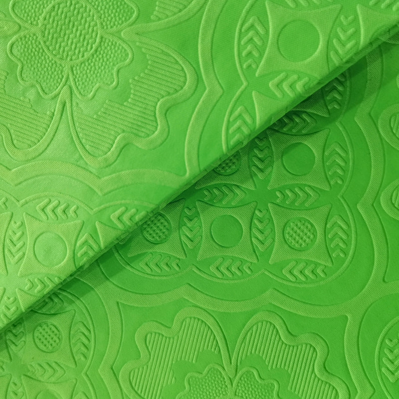 TMIE-08-2-2 110GSM Pracovní oděvy střední hmotnosti Obyčejná tkanina Jasně obarvená s 3D živým květinovým designem Embosovaná polyesterová popelínová tkanina